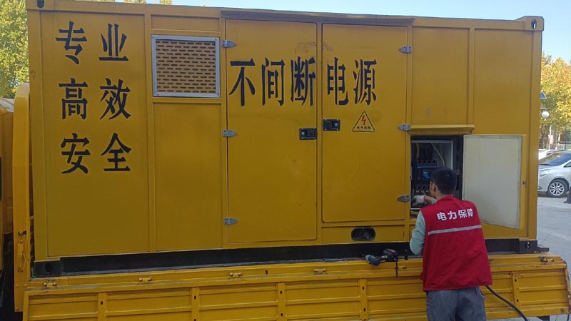 和硕柴油发电机组和UPS电源配合使用时，如何避免切换过程中的电力中断？